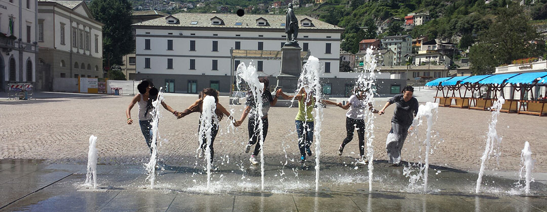 ragazze nella fontana